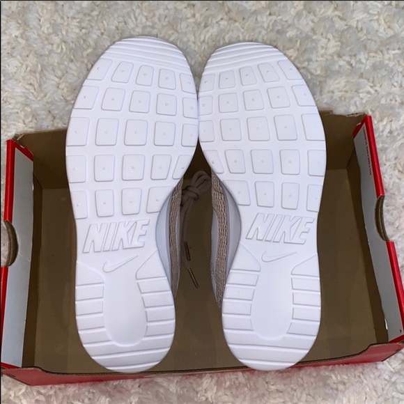 Nike Tanjun Sneakers 7.5 - Picture 4 of 4